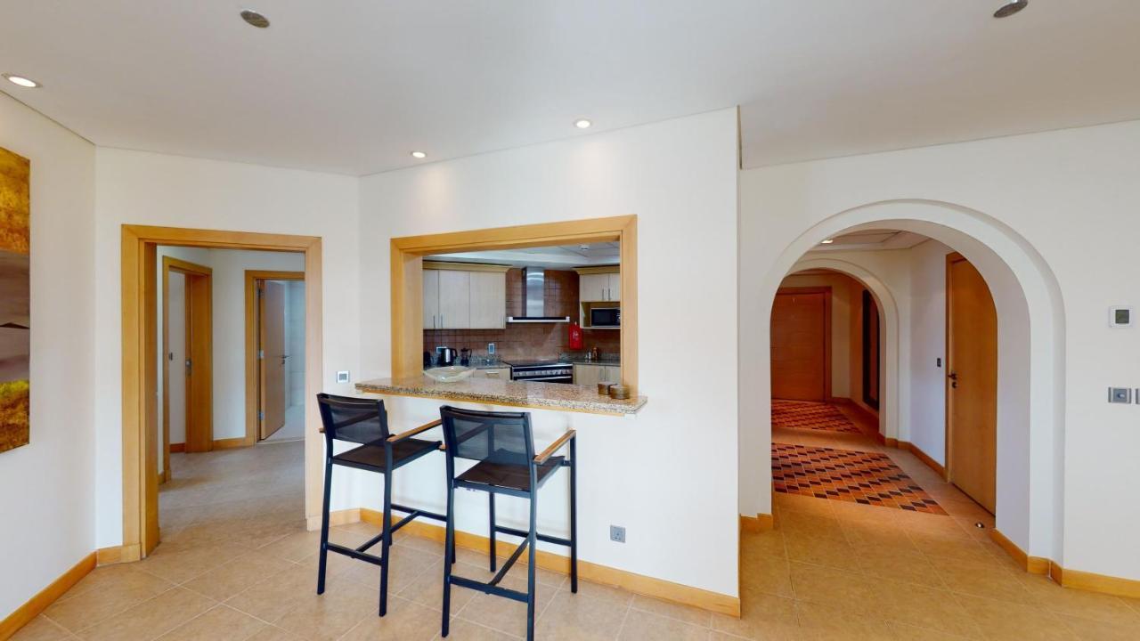 Al Dabas Views, 3bd Sleeps 6, Beachfront & Pool Access * Dubai