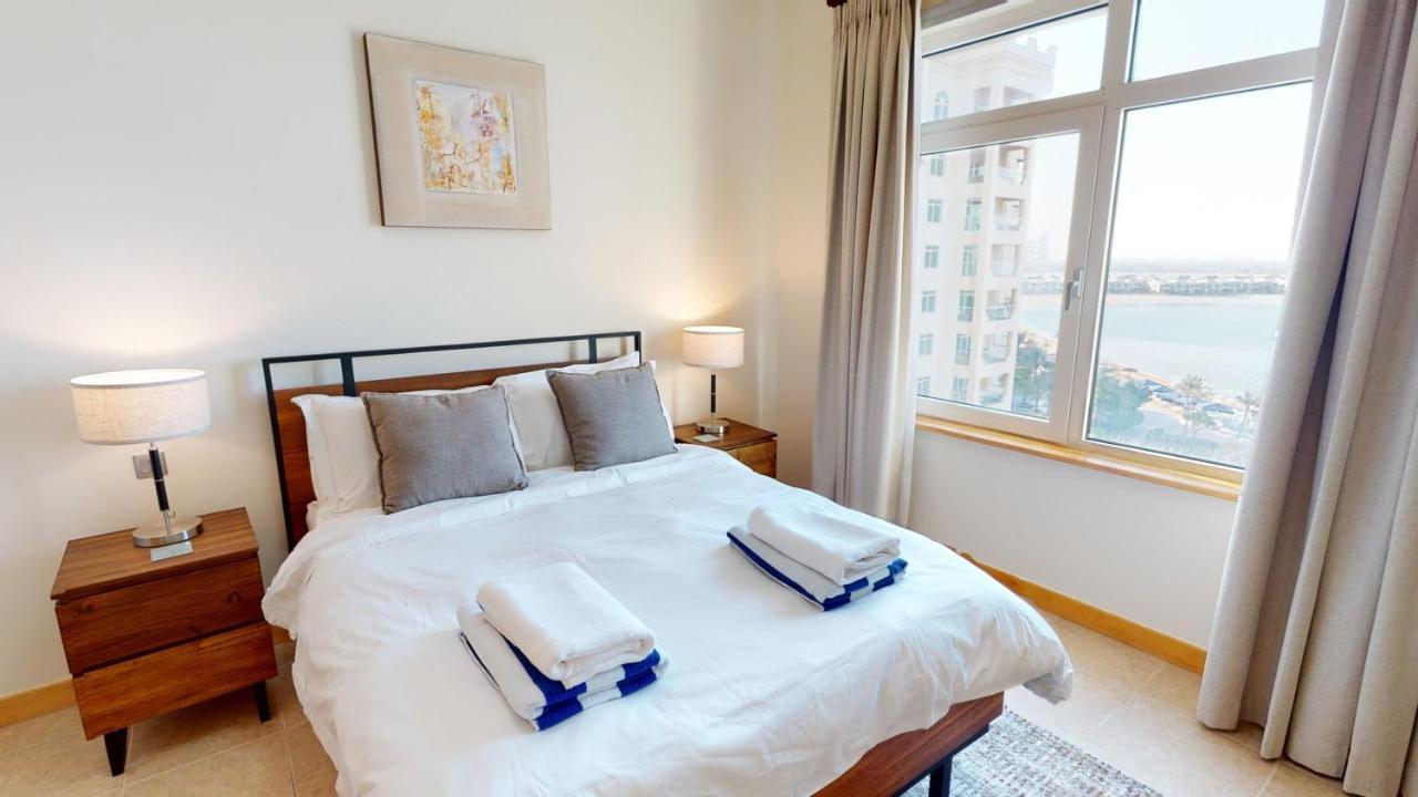 Al Dabas Views, 3bd Sleeps 6, Beachfront & Pool Access Dubai