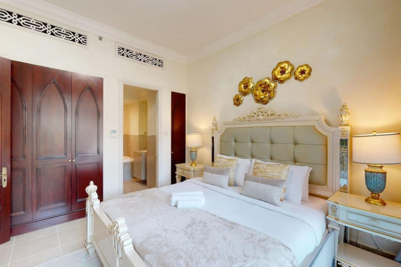 Al Tajer, Core C, Souk Al Bahar - Charming Two Bedroom Appartement *