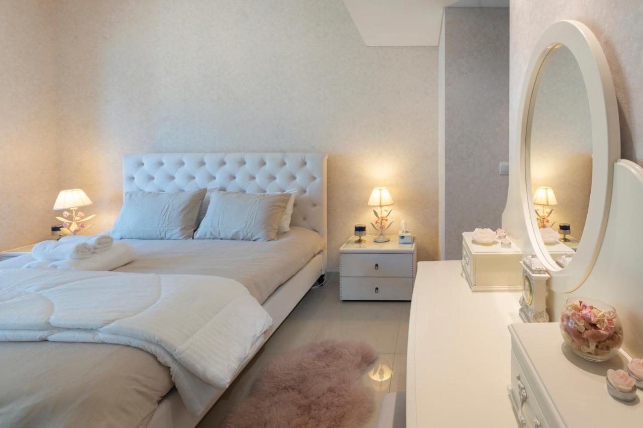 Downtown Dubai, Luxury 2 Bed 2 Bath - Pool, Gym, Aircon, Parking - Views Of The Fountain & Burj Khalifa