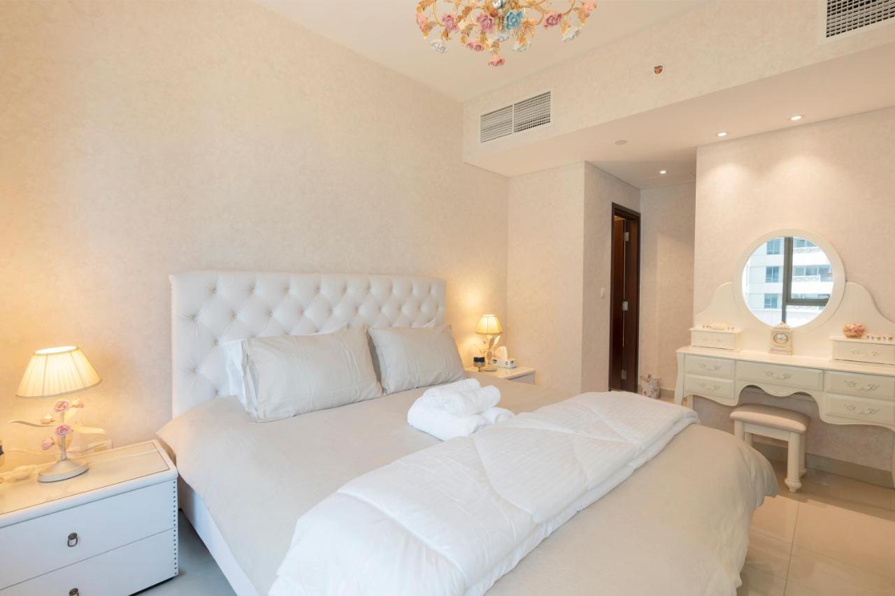 Downtown Dubai, Luxury 2 Bed 2 Bath - Pool, Gym, Aircon, Parking - Views Of The Fountain & Burj Khalifa * Dubai