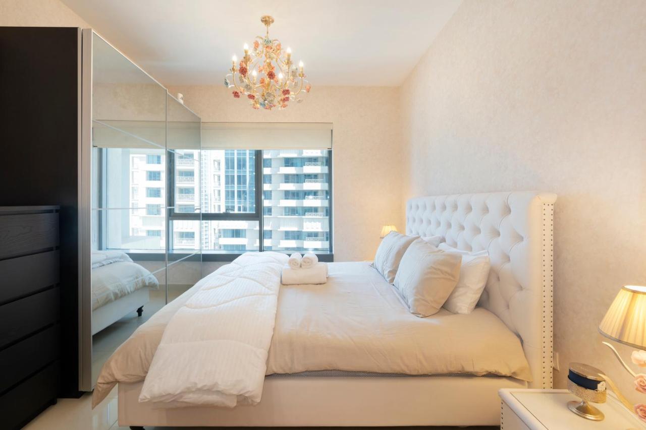 Downtown Dubai, Luxury 2 Bed 2 Bath - Pool, Gym, Aircon, Parking - Views Of The Fountain & Burj Khalifa *