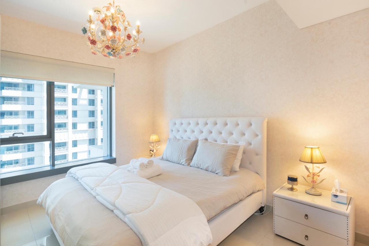 Lejlighed Downtown Dubai, Luxury 2 Bed 2 Bath - Pool, Gym, Aircon, Parking - Views Of The Fountain & Burj Khalifa Dubai