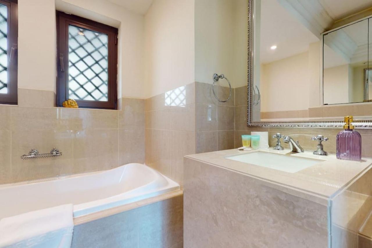 Al Tajer, Core C, Souk Al Bahar - Charming Two Bedroom Appartement *