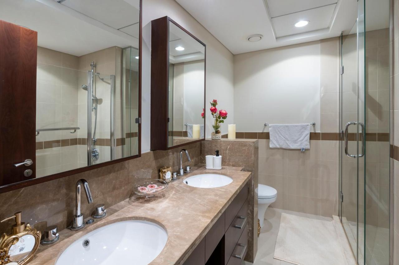 Downtown Dubai, Luxury 2 Bed 2 Bath - Pool, Gym, Aircon, Parking - Views Of The Fountain & Burj Khalifa Lejlighed Dubai