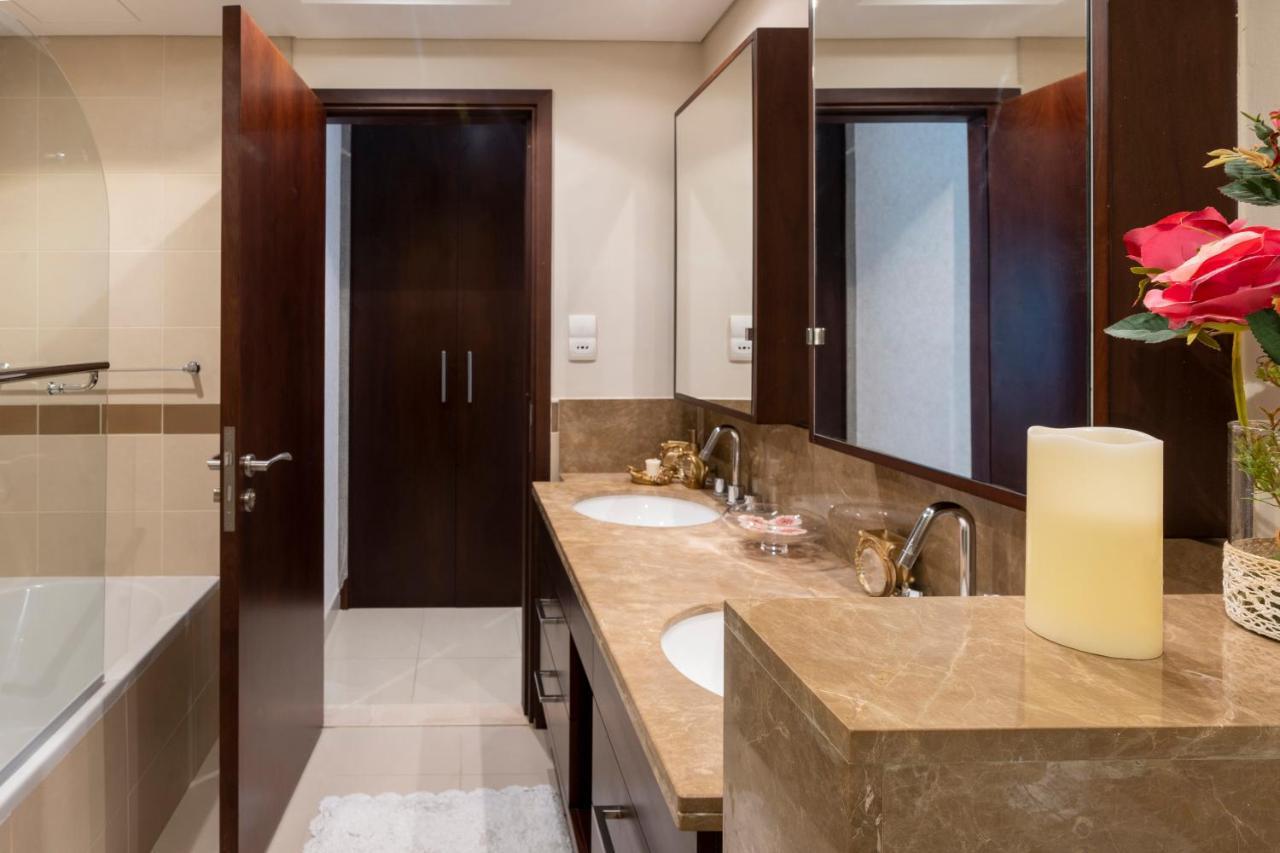 Downtown Dubai, Luxury 2 Bed 2 Bath - Pool, Gym, Aircon, Parking - Views Of The Fountain & Burj Khalifa *