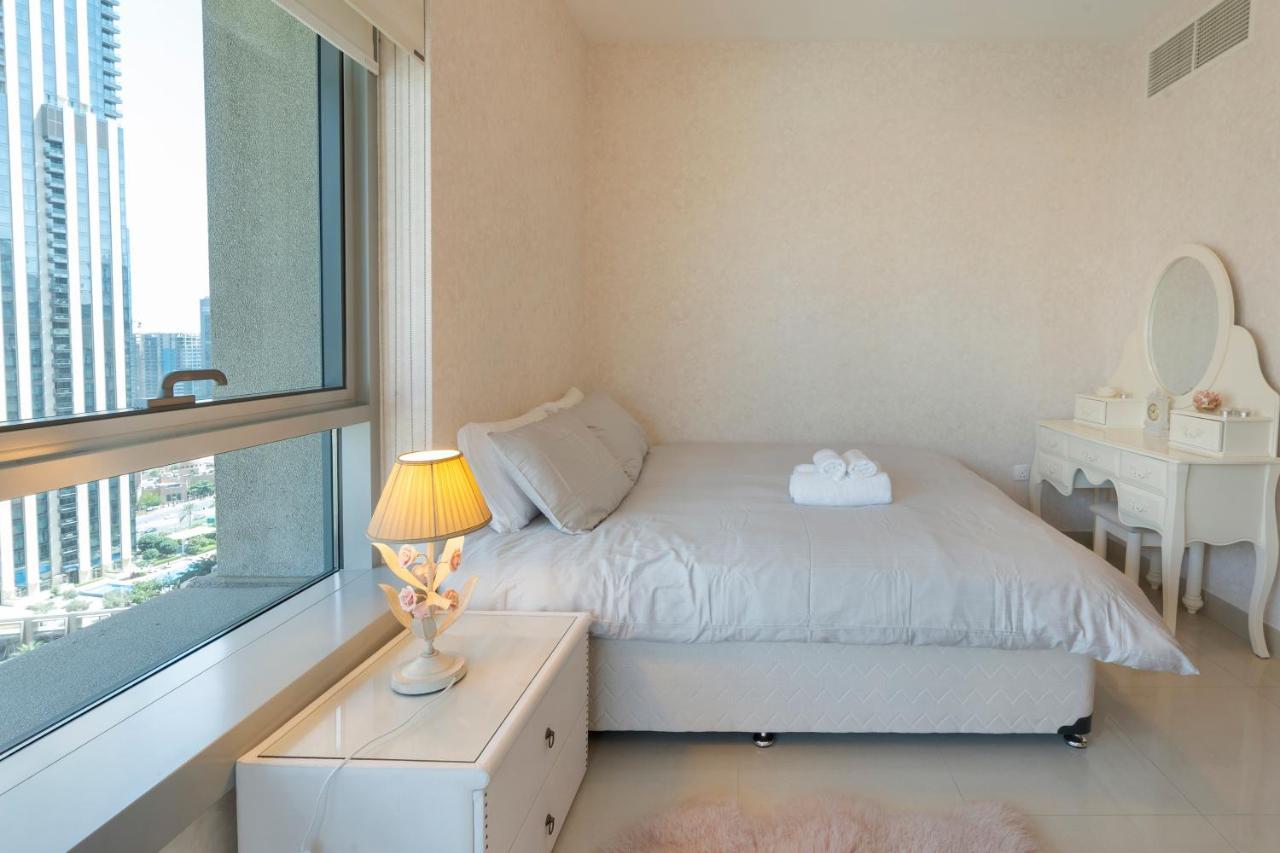 Downtown Dubai, Luxury 2 Bed 2 Bath - Pool, Gym, Aircon, Parking - Views Of The Fountain & Burj Khalifa * Dubai
