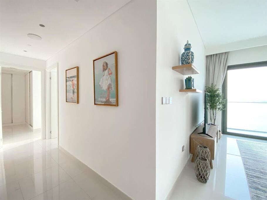 Trophy 2bdr Sandy Shores Retreat With Panoramic Sea View & Private Access Appartamento Dubai