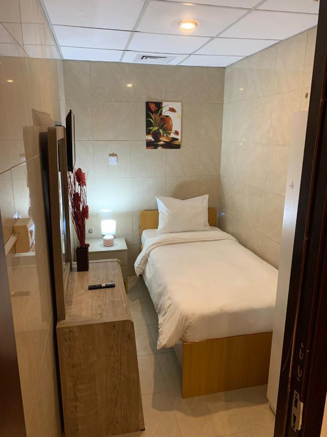 Small Budget For 'girls' Only In Dubai, Marina Gazde/Camere de închiriat Dubai
