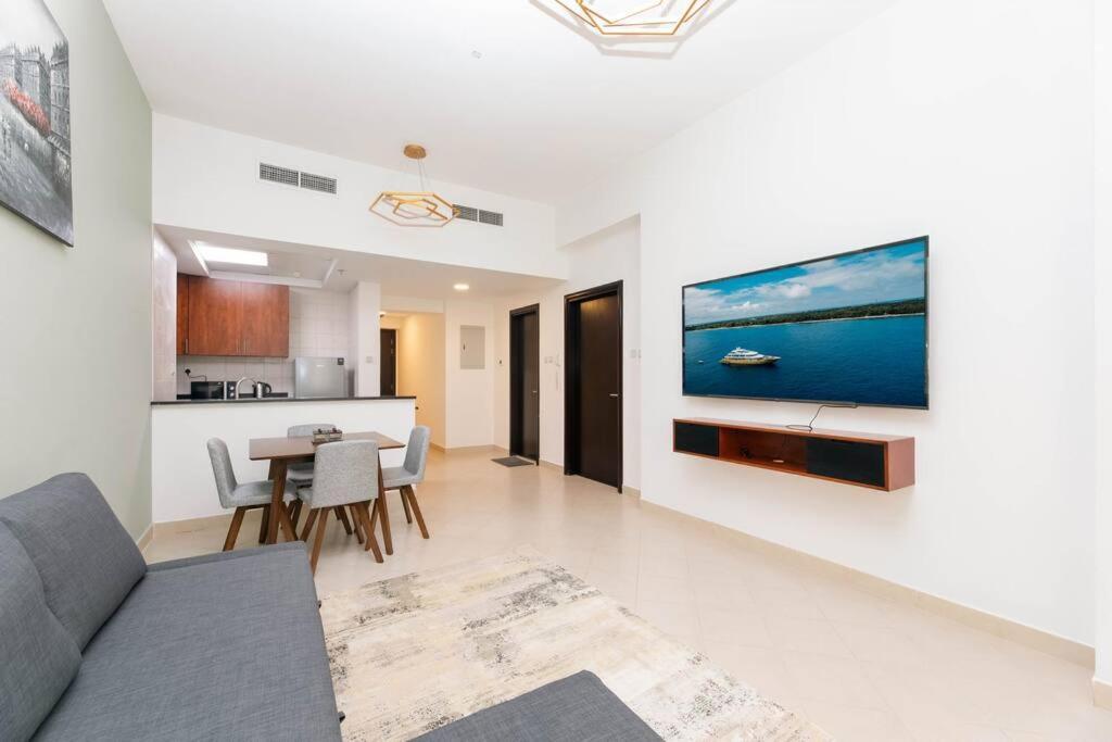 Urban Caves - Chic With Balcony Near The Walk Jbr Dubai