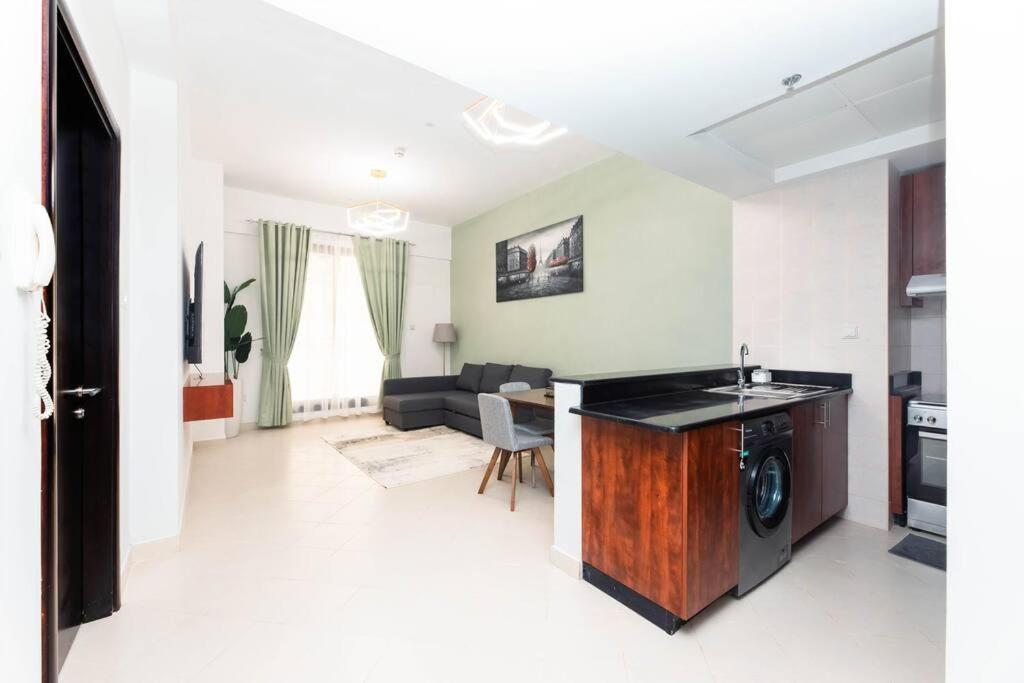 Urban Caves - Chic With Balcony Near The Walk Jbr Apartment Dubai