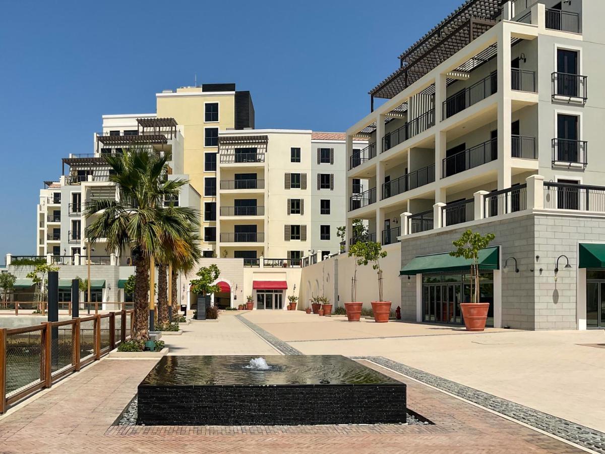 Higuests - Stylish Waterfront Retreat With Balcony In La Apartemen