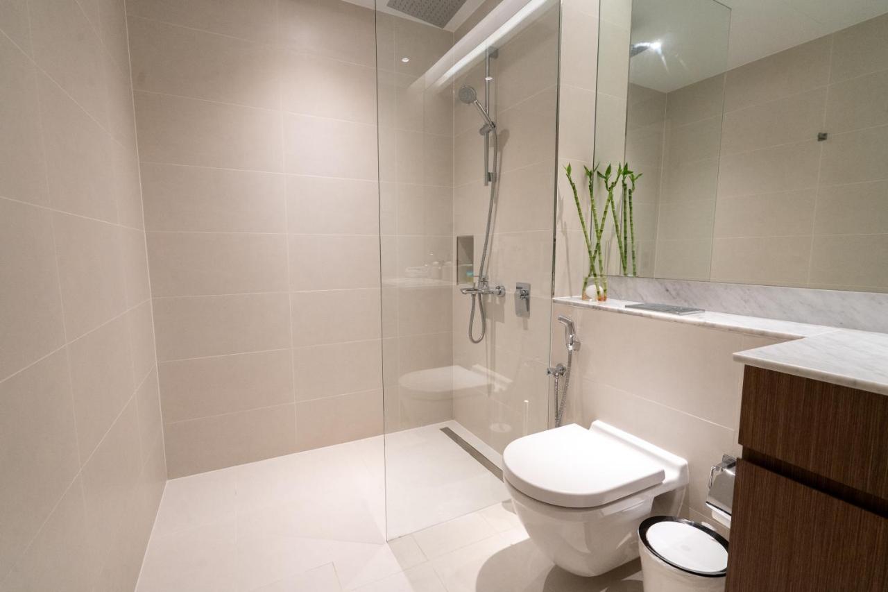 Higuests - Stylish Waterfront Retreat With Balcony In La Apartemen *