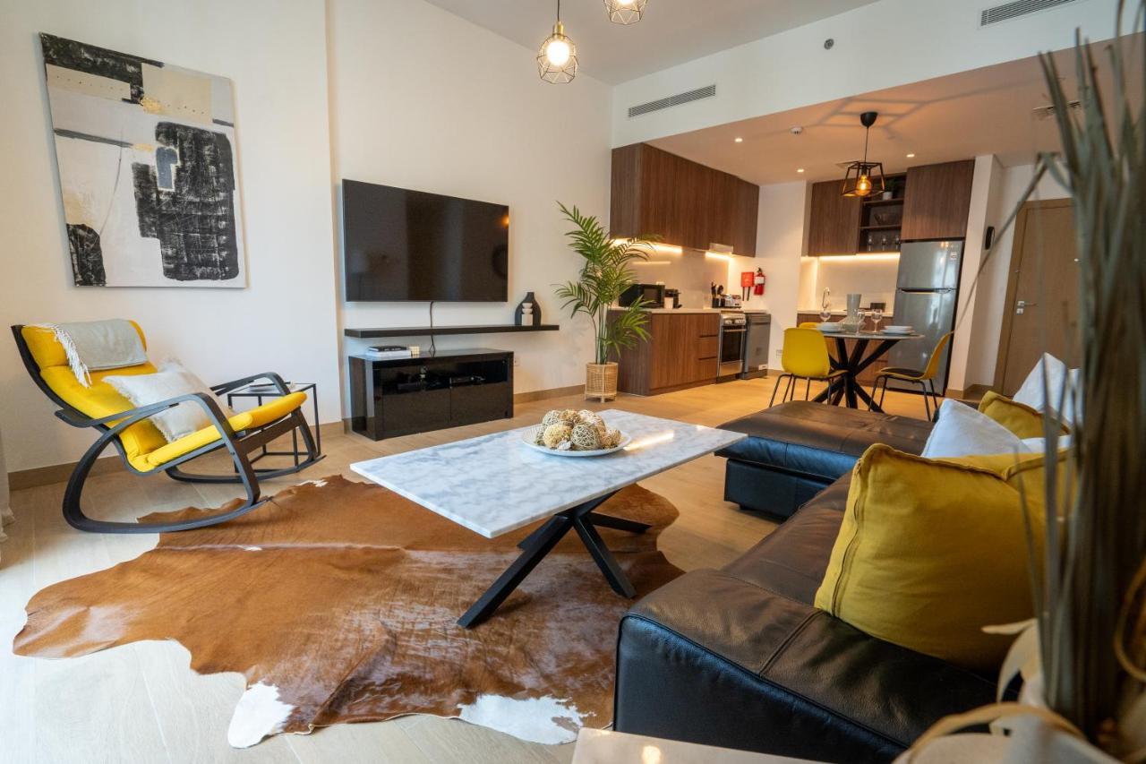 Higuests - Stylish Waterfront Retreat With Balcony In La Apartemen