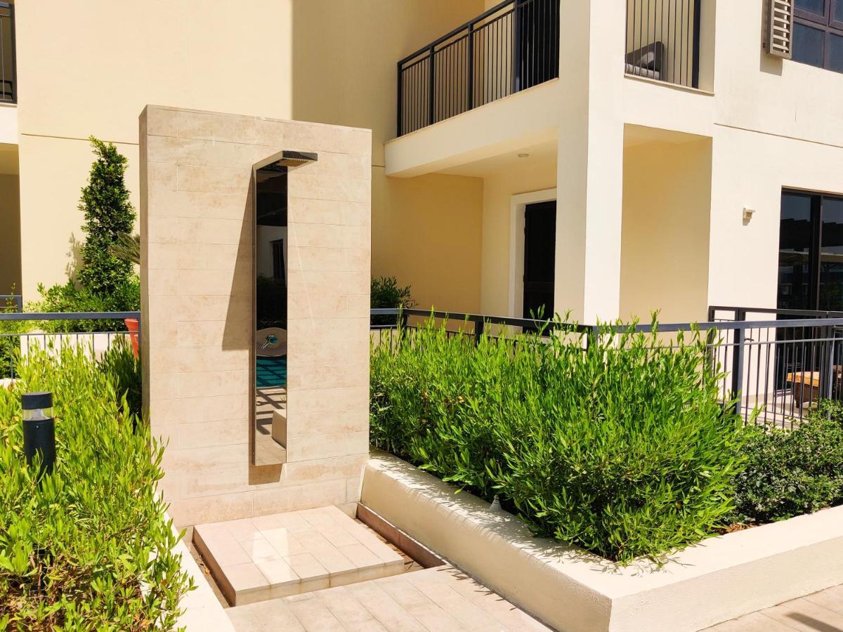 Higuests - Stylish Waterfront Retreat With Balcony In La Apartemen