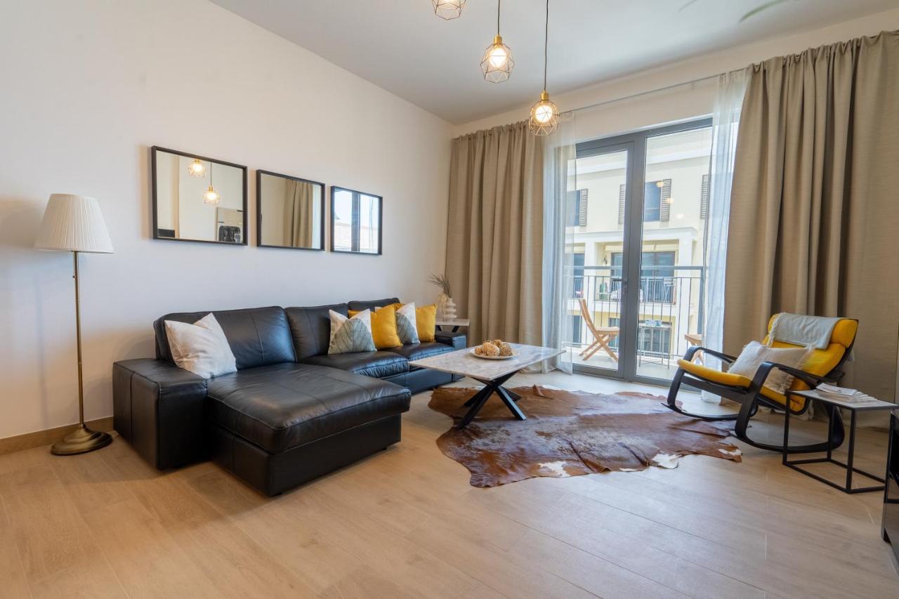 Apartemen Higuests - Stylish Waterfront Retreat With Balcony In La
