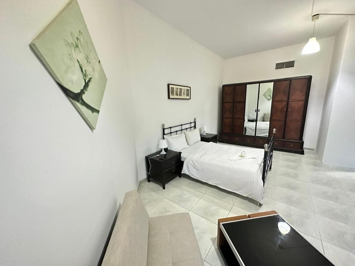 Relaxing Private In Compound Housing Near Burj Alarab 124 Habitación en casa particular *