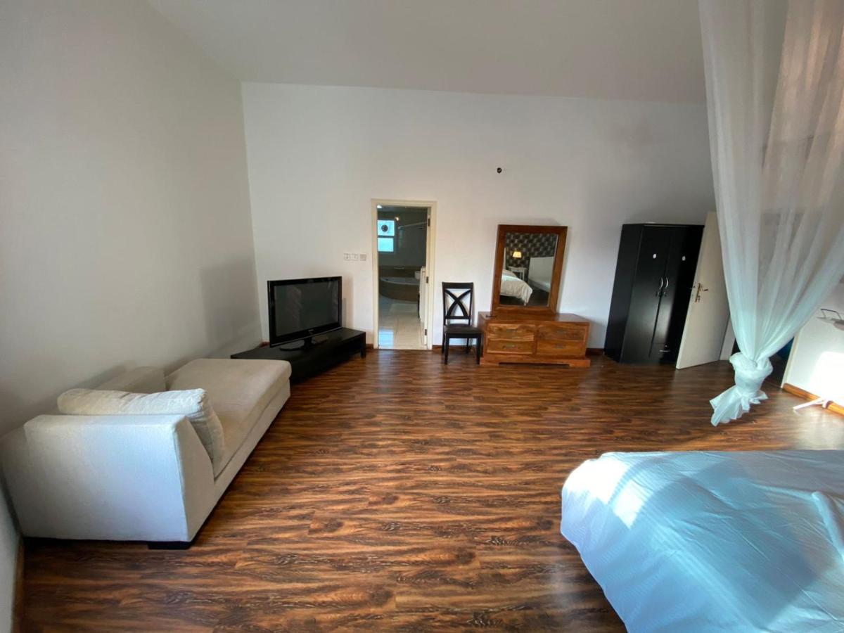 Relaxing Private In Compound Housing Near Burj Alarab 124 Habitación en casa particular *