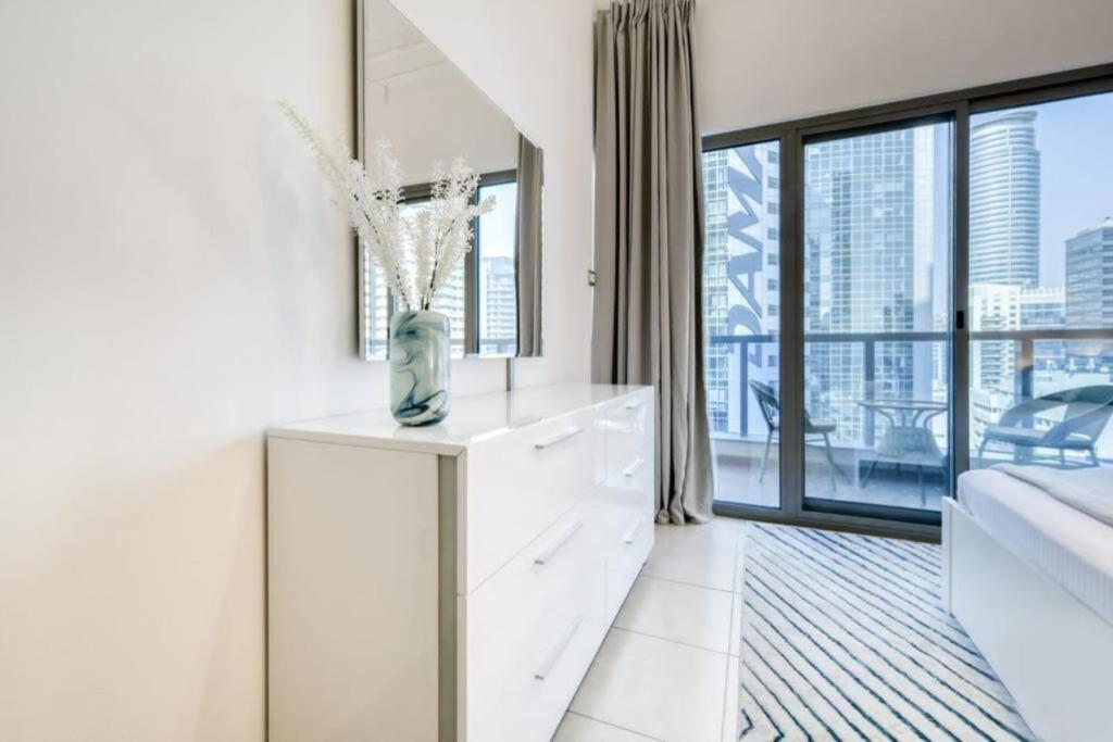 Luxury 1 Bedroom Marina View, Sleeps 5, 1 Min To Metro * Dubai