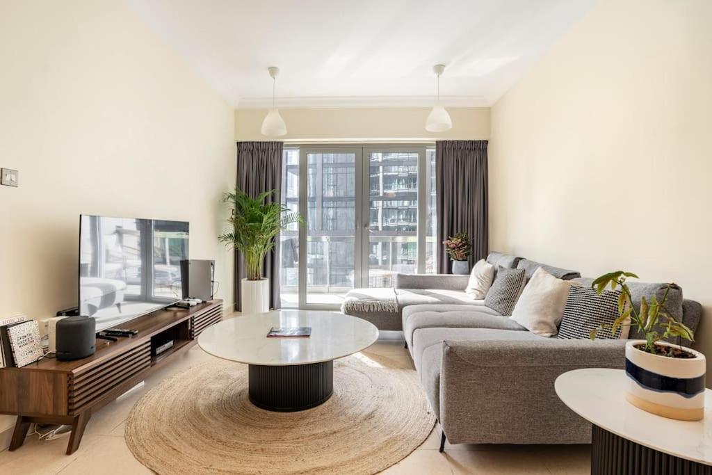 Spacious Place Near Mall, Fountains & Burj Khalifa * Dubai