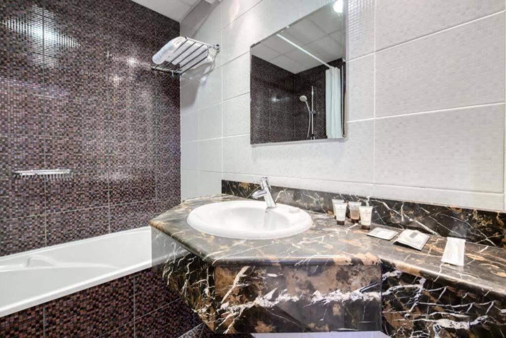 Apartment Luxury 1 Bedroom Marina View, Sleeps 5, 1 Min To Metro *