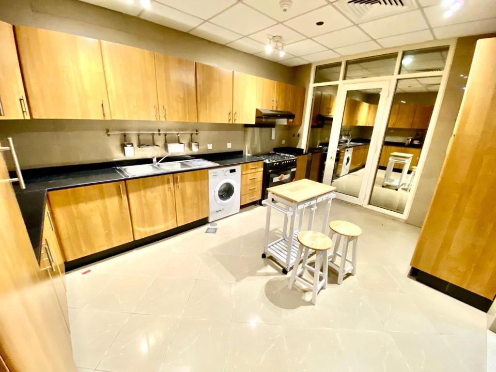 Small Budget For 'girls' Only In Dubai, Marina Gazde/Camere de închiriat *