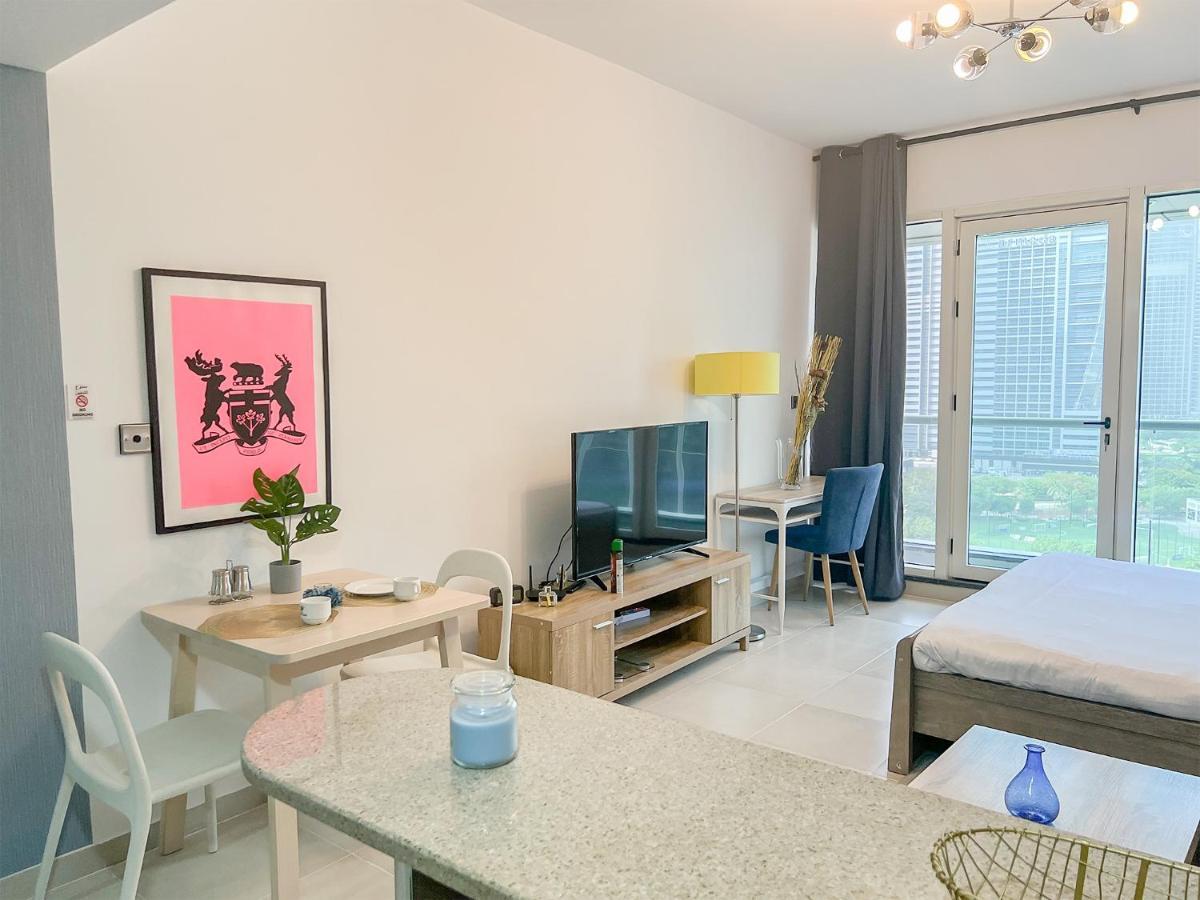 Appartement Cosmos Living Spacious With Balcony Dubaï