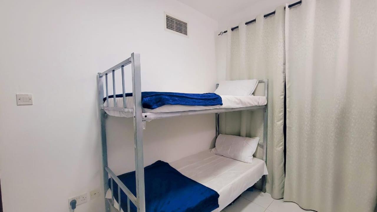 Hostal Call Us *