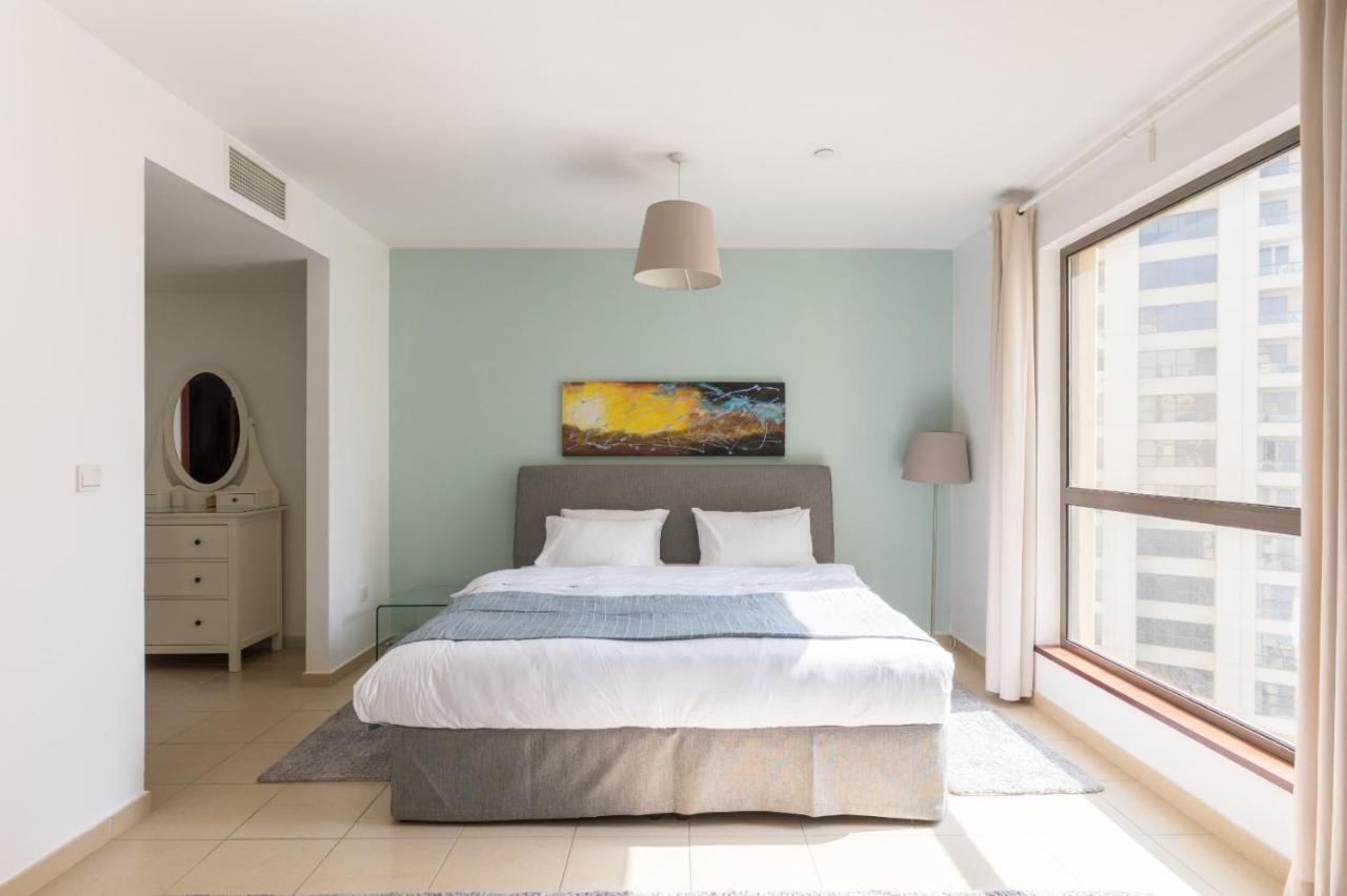 Spacious 1br 5 Minutes From * Dubai