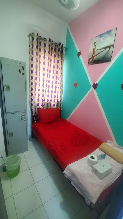 Burjuman Metro Stations Unisex Private - 04 Apartemen