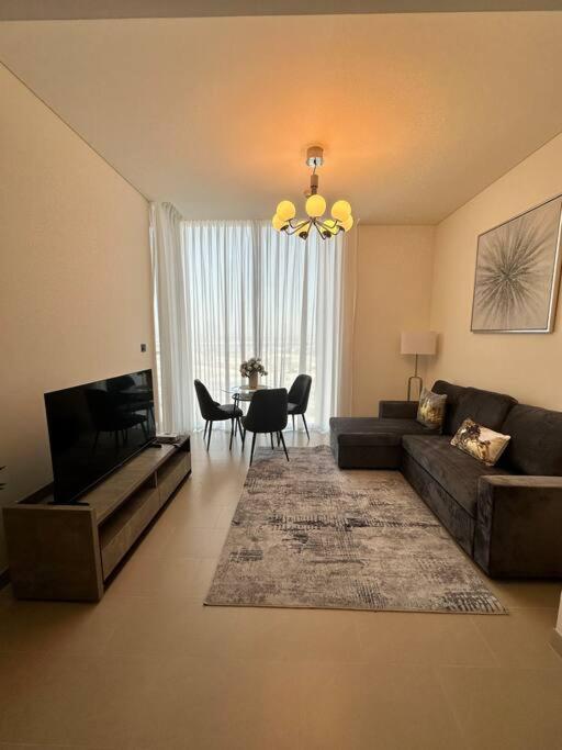 Stylish 1 Bedroom Downtown View Apartment Dubai