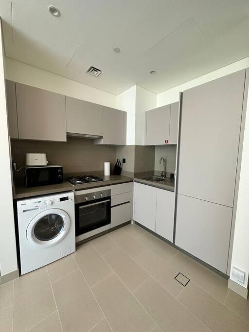 Stylish 1 Bedroom Downtown View Apartment *