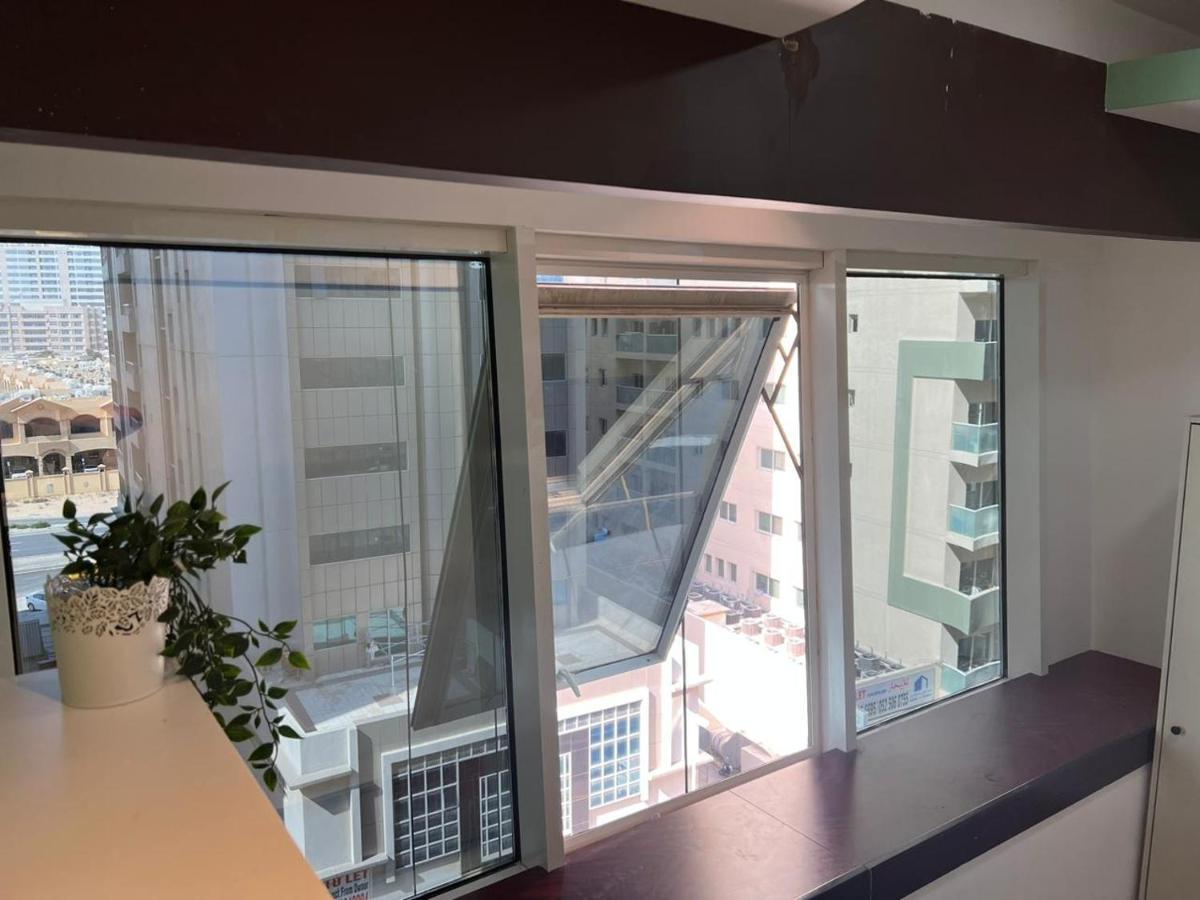 Partition With Window Near Moe Metro *