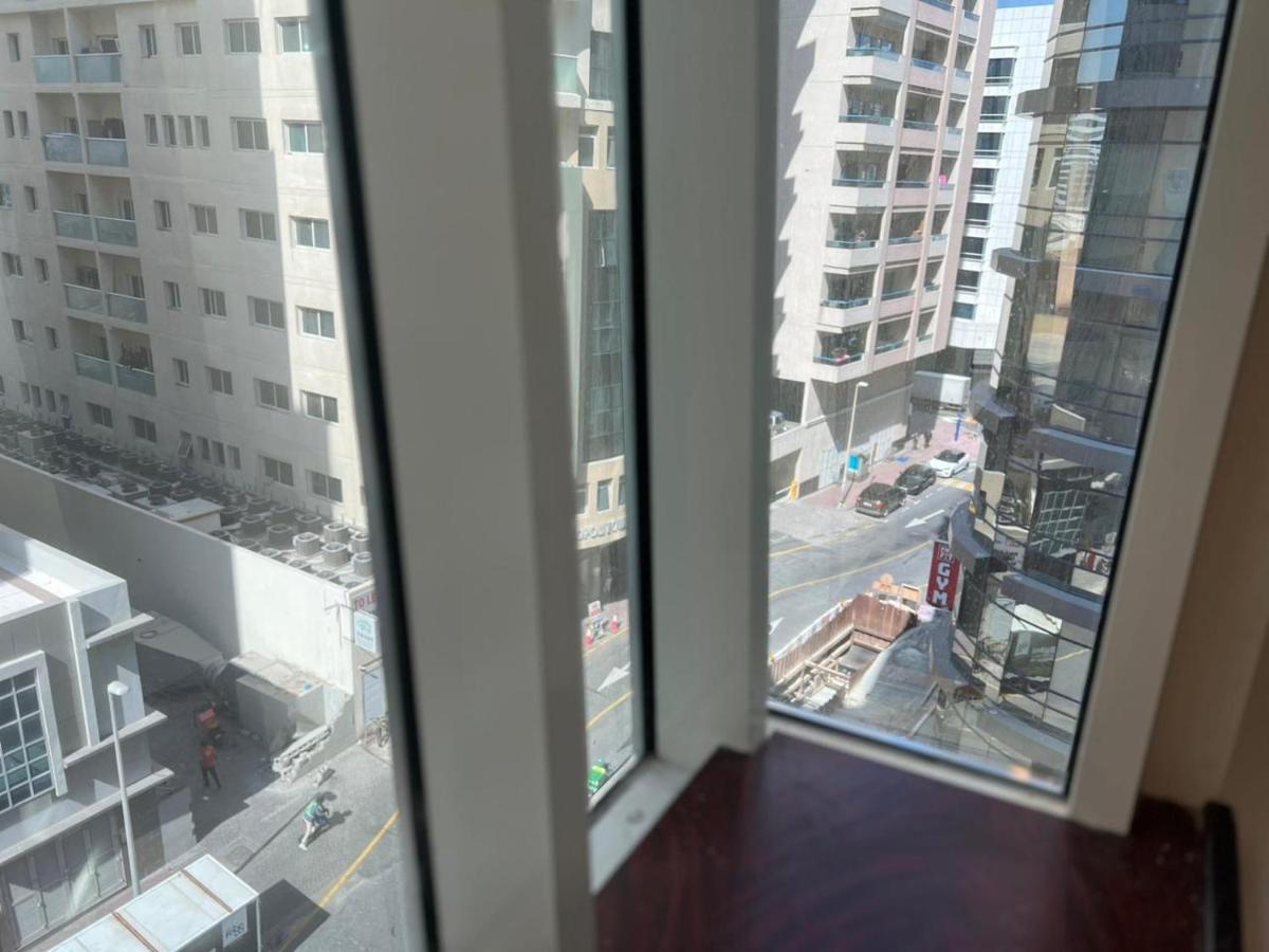 Partition With Window Near Moe Metro Dubái