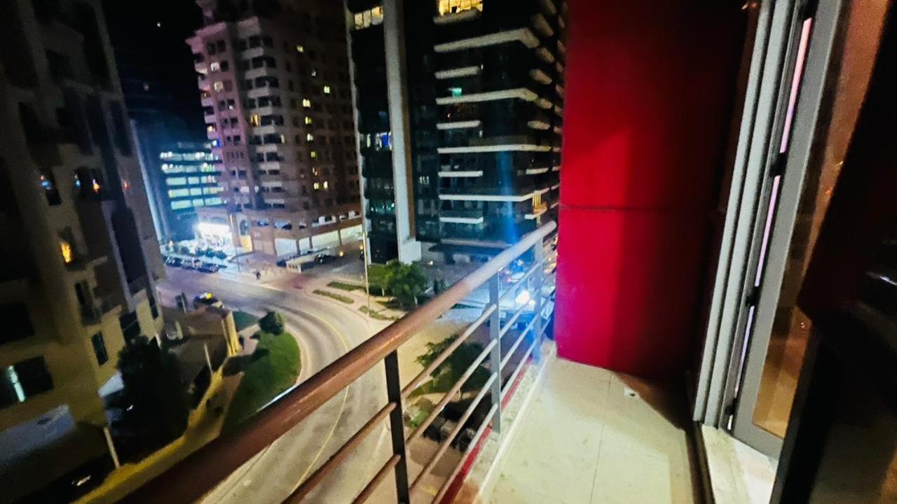 Beautiful Partition Strip In Barsha Heights Habitación en casa particular Dubái