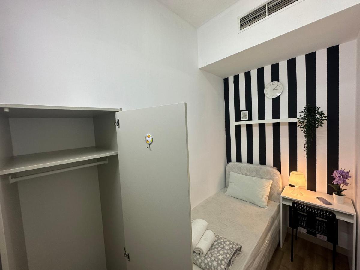 Beautiful Partition Strip In Barsha Heights Habitación en casa particular