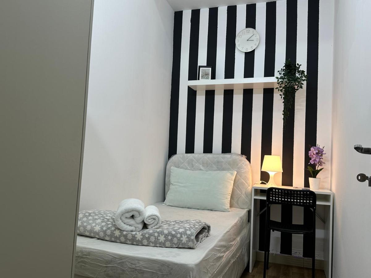 Beautiful Partition Strip In Barsha Heights Habitación en casa particular Dubái