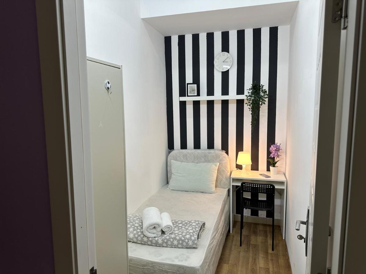 Beautiful Partition Strip In Barsha Heights Habitación en casa particular