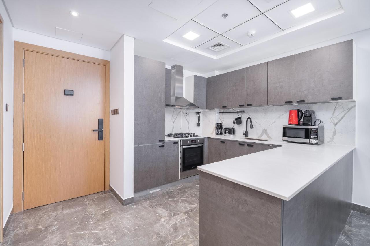 Modern Comfort In A Spacious - Suiteable *
