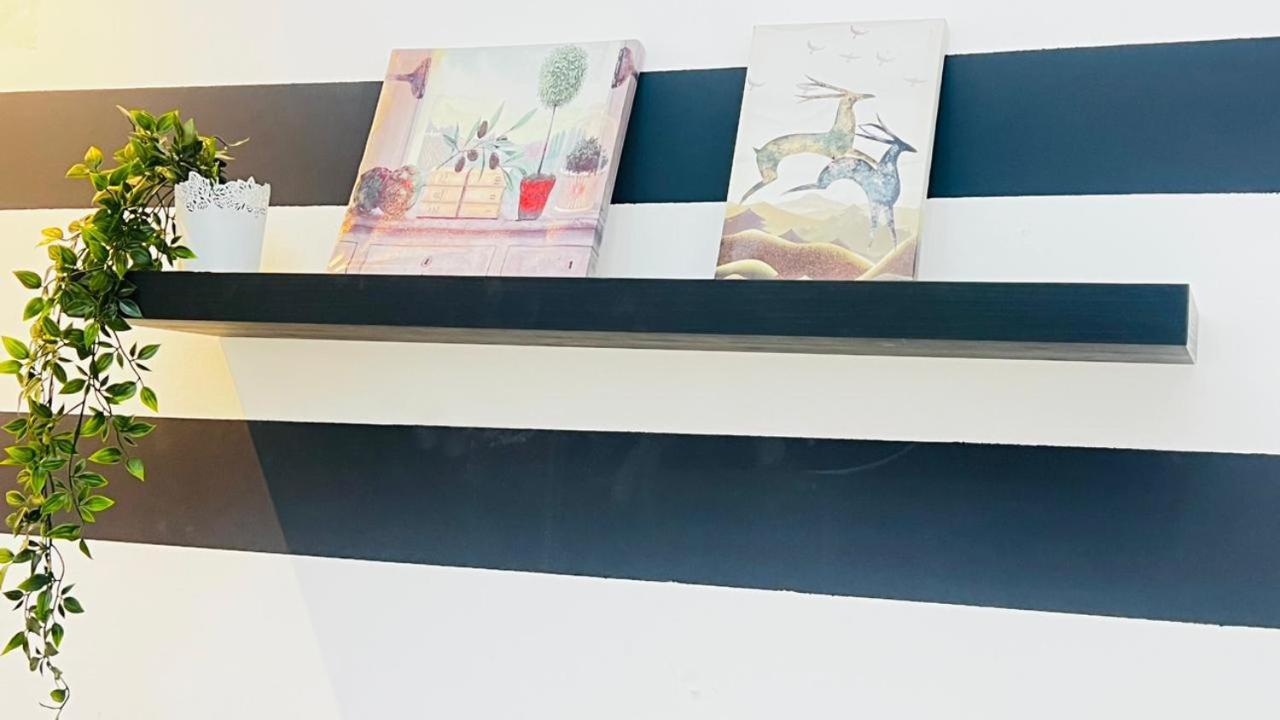 Fashion Partition Near Mall Of The Emirates * Dubaï