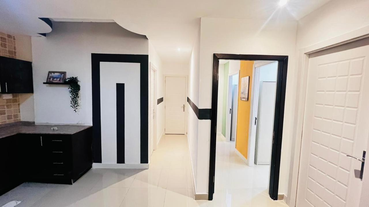 Fashion Partition Near Mall Of The Emirates * Dubaï