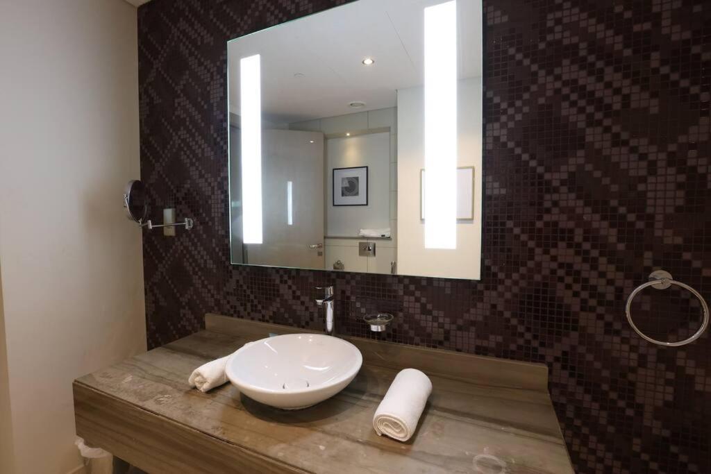 Brown Stone Paramount Towers Apartment *