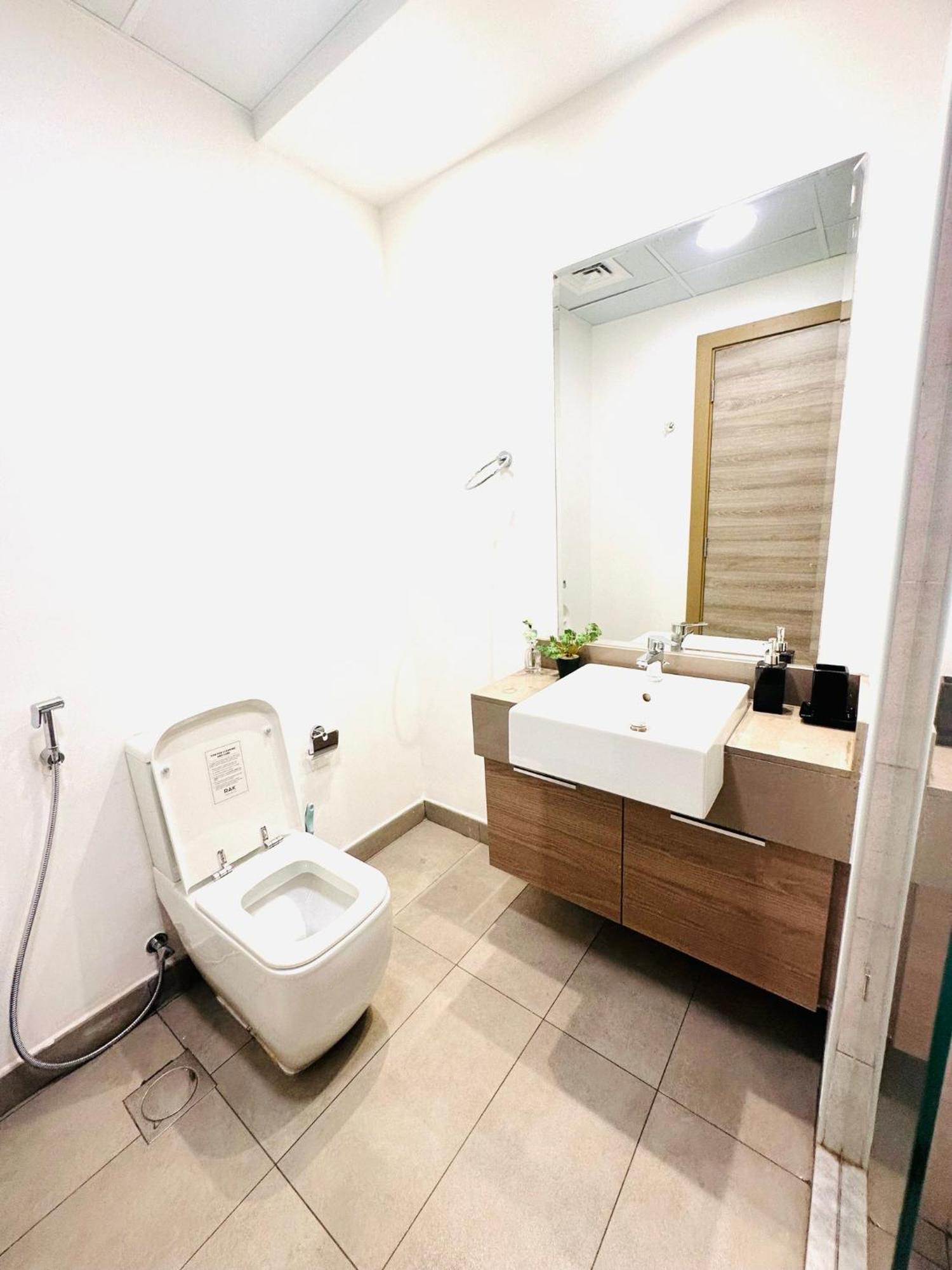 Luxurious & Modern In Jvc