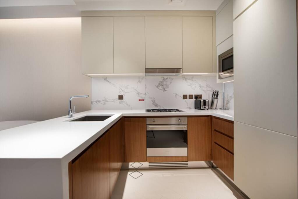Luxurious In Downtown Apartment *