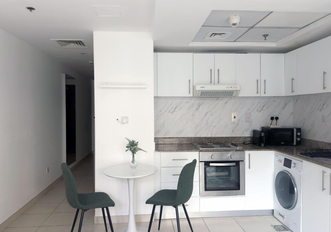 Apartamento Modern Living Studio 2min Walking To Jbr Beach Dubái