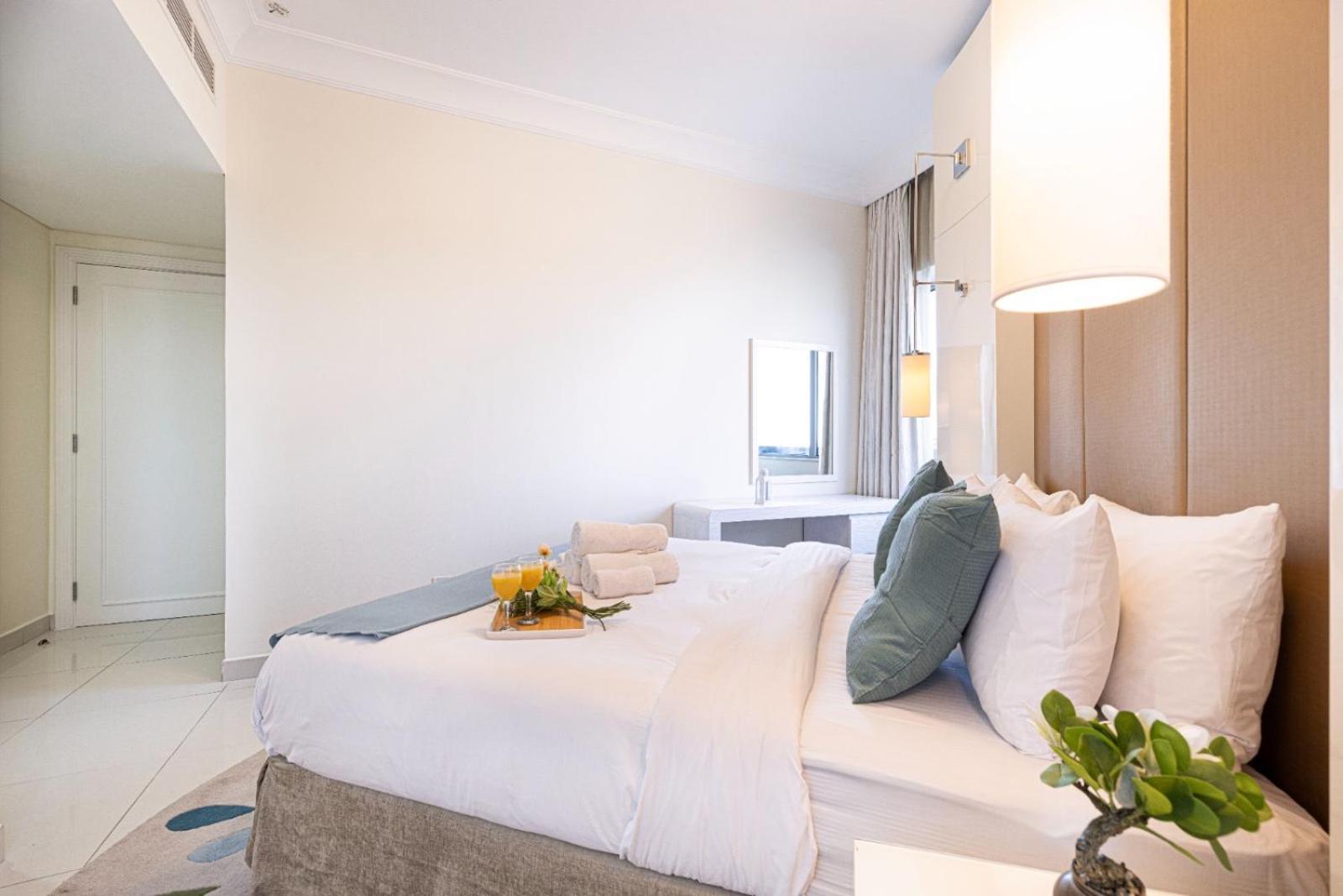 1 Minute Walk To Mall, 2 Bedroom Luxe In Elite Building With Pool And Gym *
