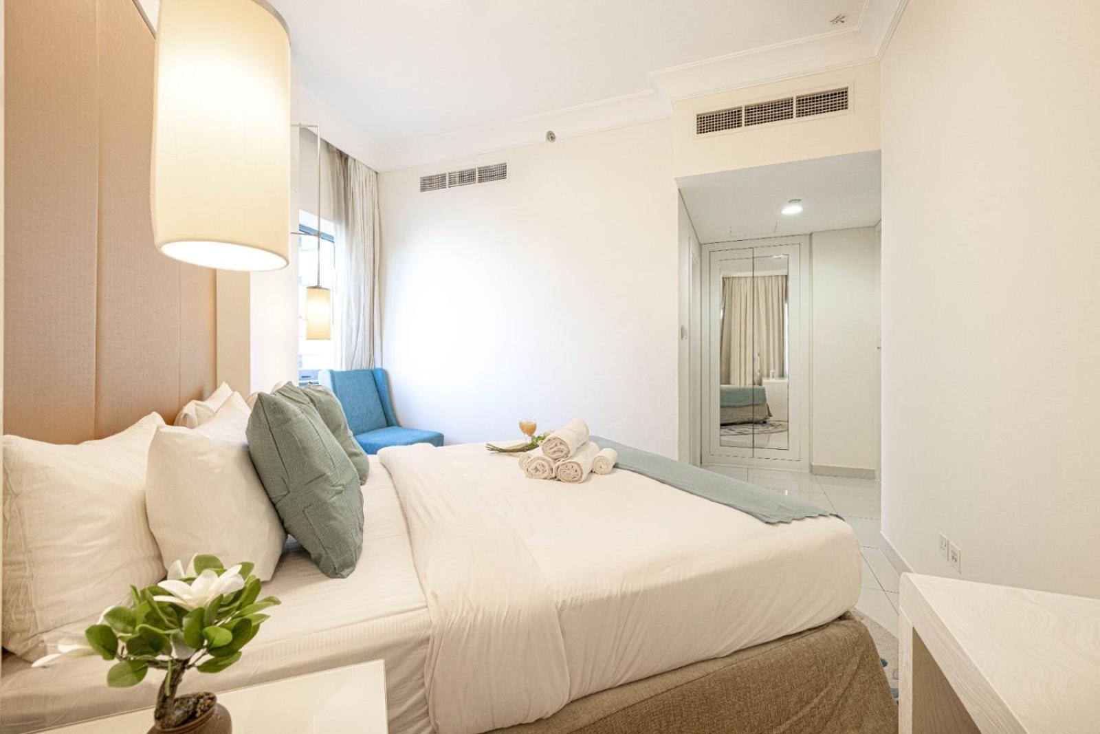 Apartment 1 Minute Walk To Mall, 2 Bedroom Luxe In Elite Building With Pool And Gym