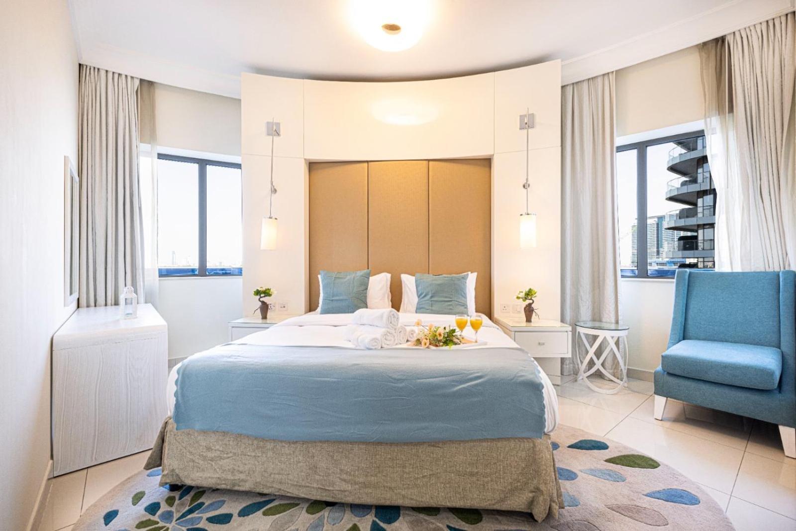 Apartment 1 Minute Walk To Mall, 2 Bedroom Luxe In Elite Building With Pool And Gym *