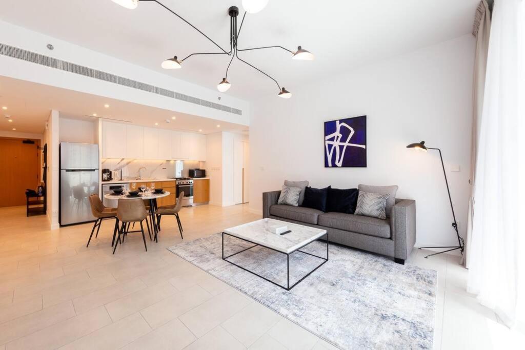 Apartment 1br In A Prime Jbr Location With Access Dubai