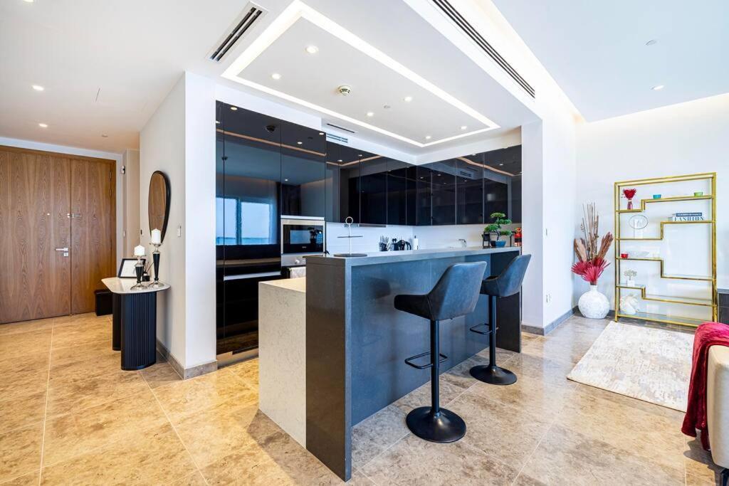 Private Beach - 4br - 8 Sleep - Pool - 180 Grades Sea & Ain View - Huge Balcony - Parking - Prime Location Apartamento